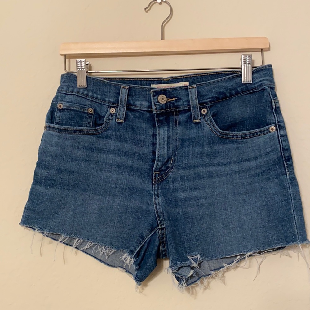 🎉HP🎉 Levi’s Mid Rise Jean Shorts